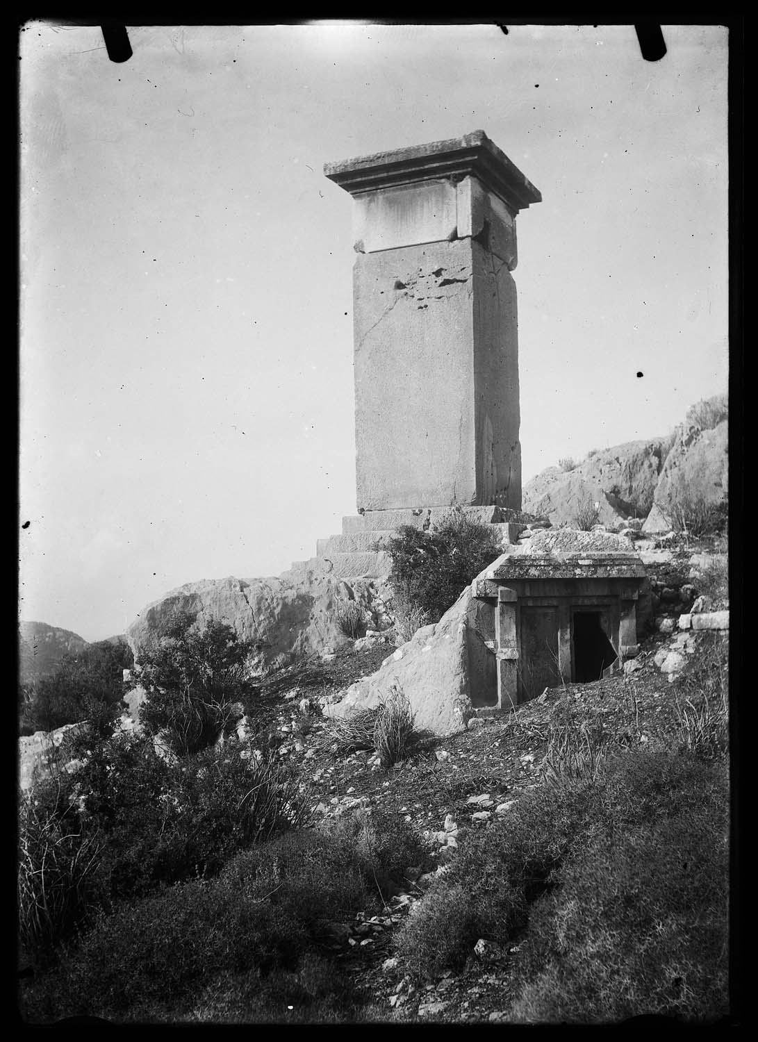 Nécropole Nord-Est : pilier de l'acropole et tombes rupestres, vus du sud-ouest